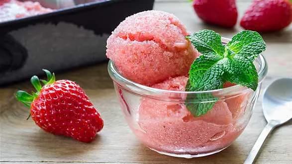 Lody truskawkowo-bazyliowe