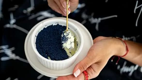 Wytrawny crème brûlée z czarnym kawiorem