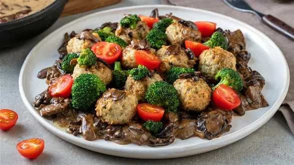 Pieczone pulpety drobiowe z sosem grzybowym