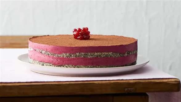 Tort makowy z musem z czarnych porzeczek