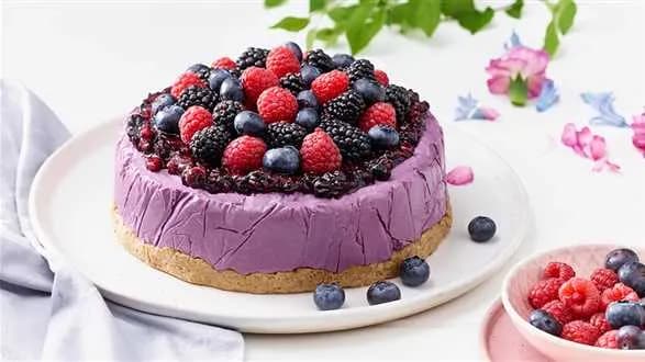 Wegański sernik z owoców lasu