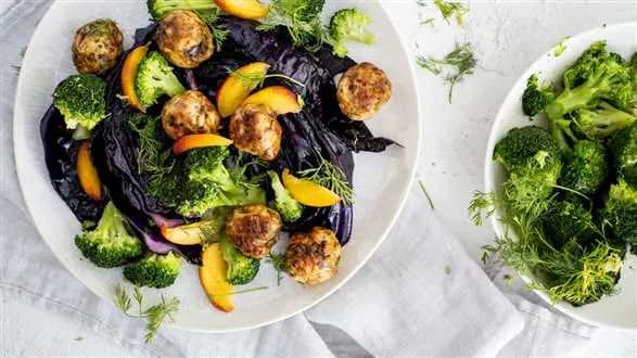 Klopsiki z kurczaka z czerwoną kapustą