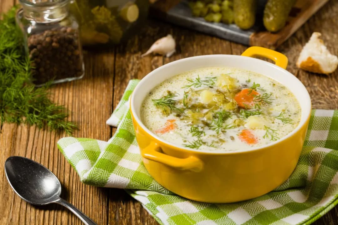 Jak doprawić zupę ogórkową, by uniknąć mdłego smaku?