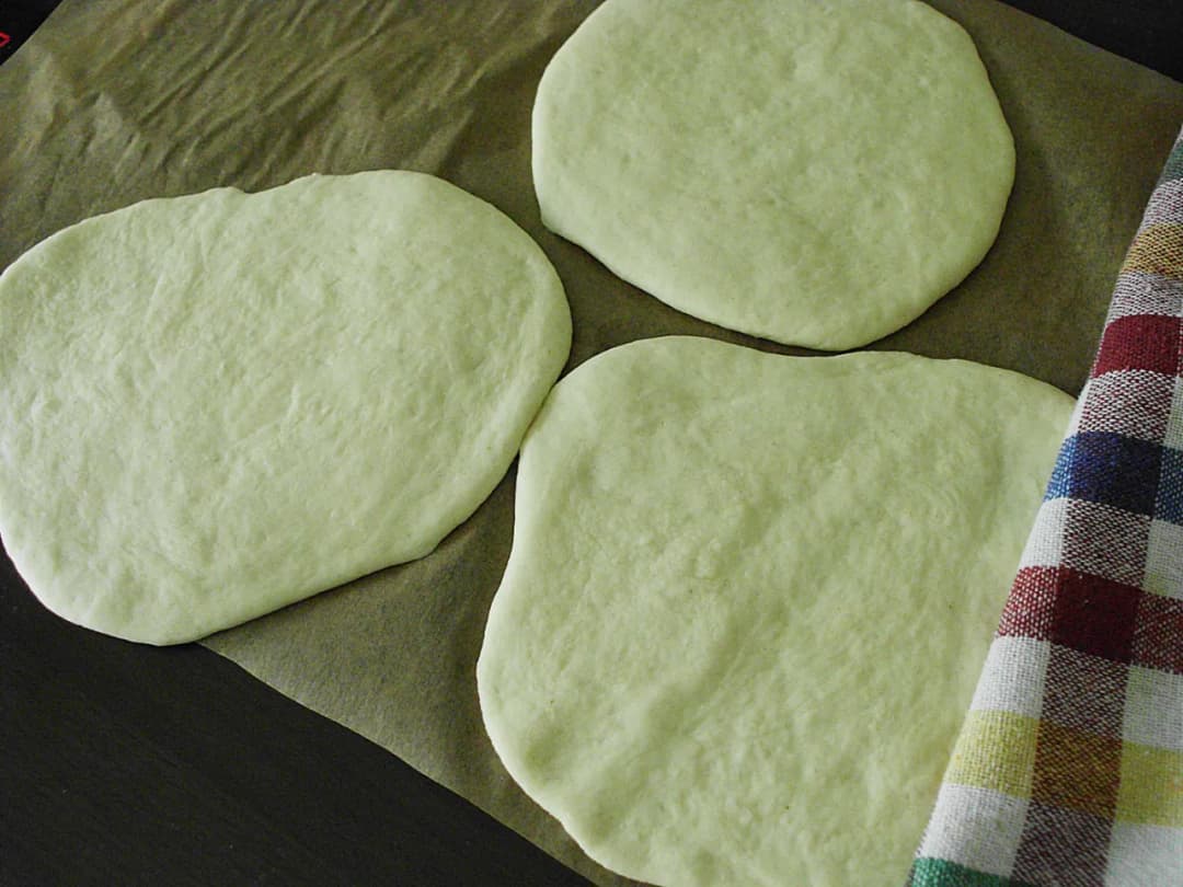 Jak zrobić pity na patelni – prosty przepis na pyszne chlebki do nadziewania