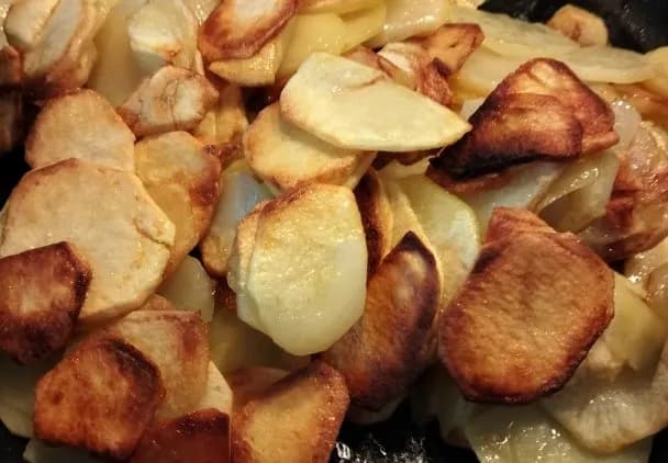 Najlepszy przepis na domowe talarki ziemniaczane na patelni: krok po kroku