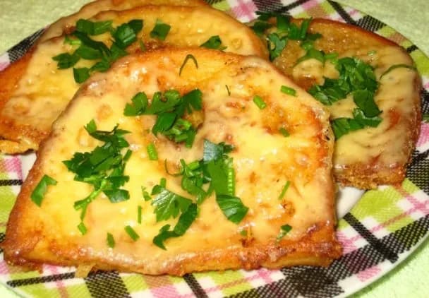 Jak zrobić chleb w jajku na patelni i zaskoczyć domowników smakiem