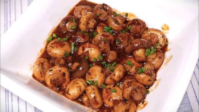 Pieczarki w sosie własnym w 10 minut? Przepis na pyszny obiad