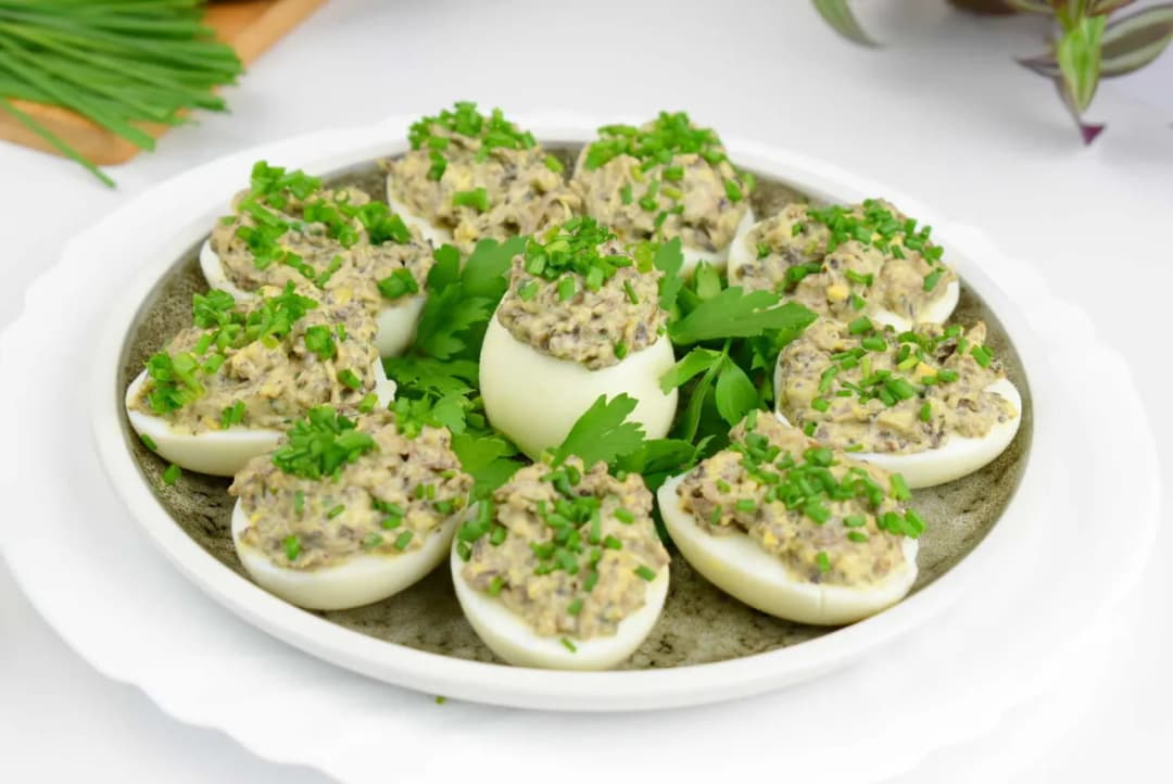 Jajka nadziewane pieczarkami to przepis na smaczną przekąskę