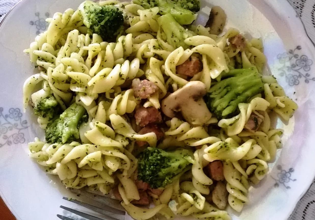 Prosty makaron z brokułami dla dzieci: przepis na szybki i pożywny obiad