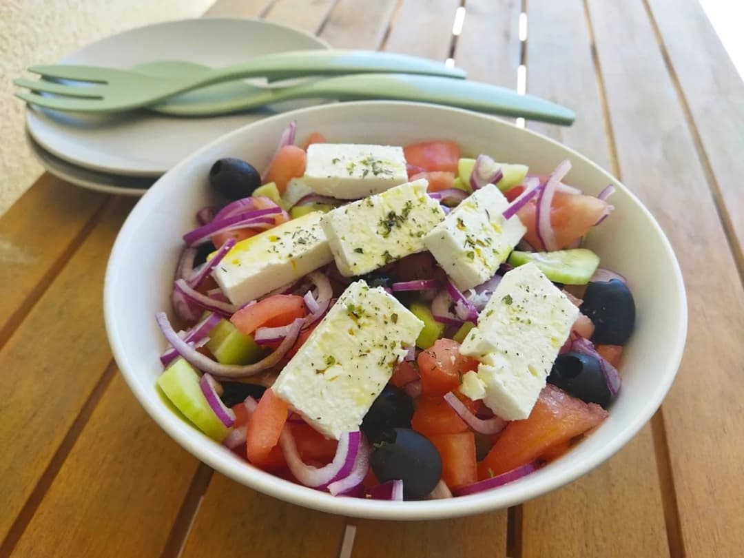 Jak zrobić sałatkę grecką - prosty przepis na wyjątkową sałatkę