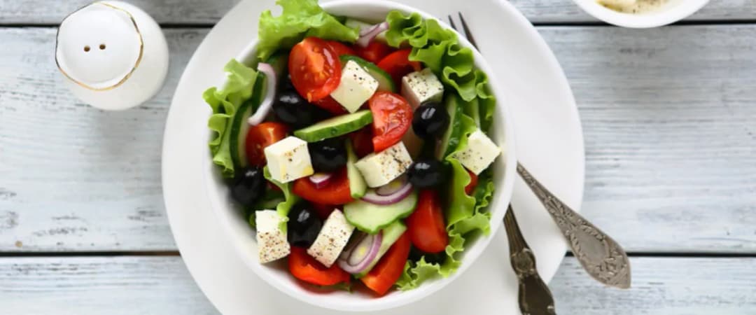 Jakie przyprawy do sałatki greckiej, aby podkręcić jej smak?