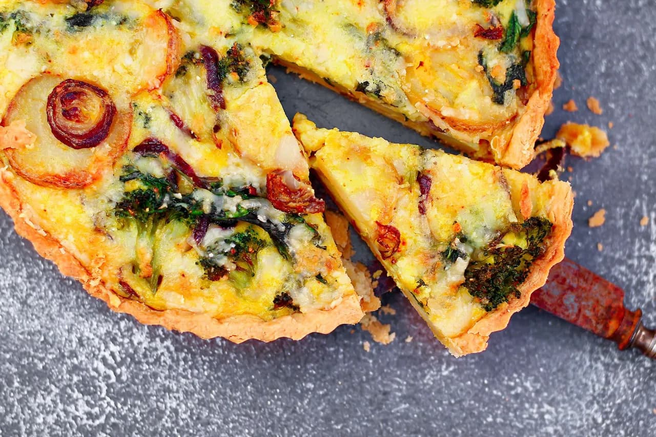 Fit tarta wytrawna na 5 sposobów: przepis na zdrową przekąskę do 300 kcal