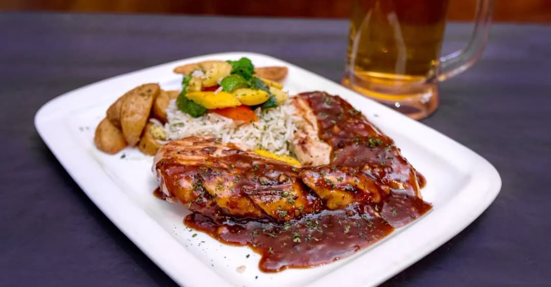 Odmień swoje BBQ dzięki 6 przepisom soczystego karczka z grilla