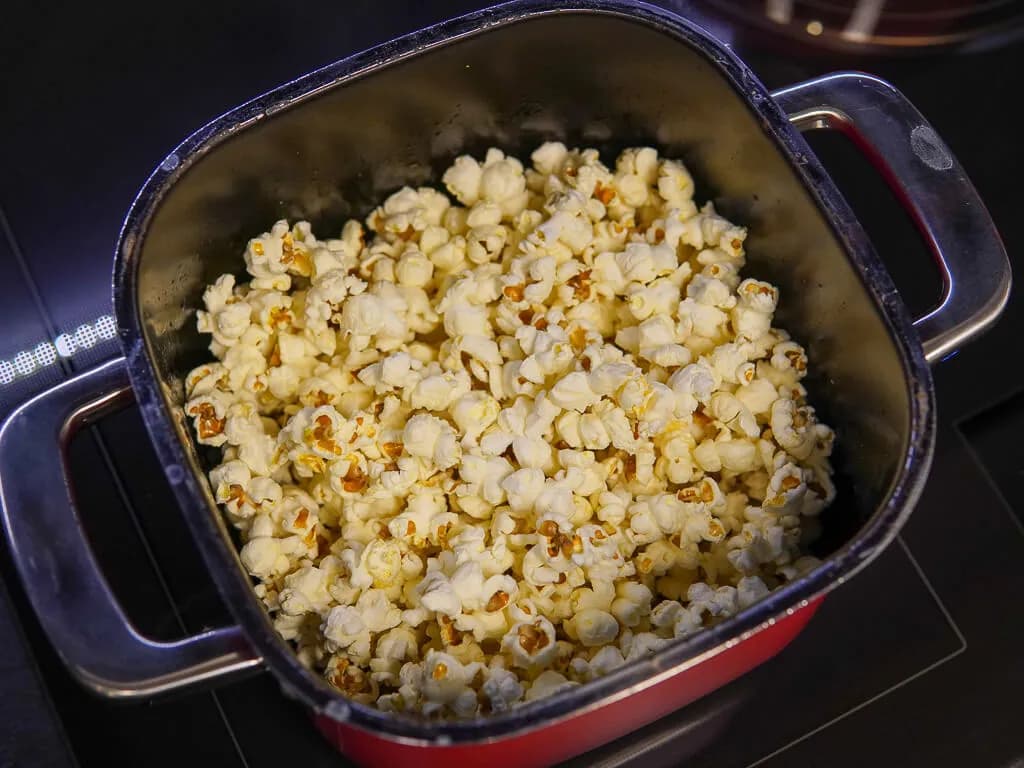 Jak zrobić popcorn maślany na patelni: najlepszy przepis krok po kroku