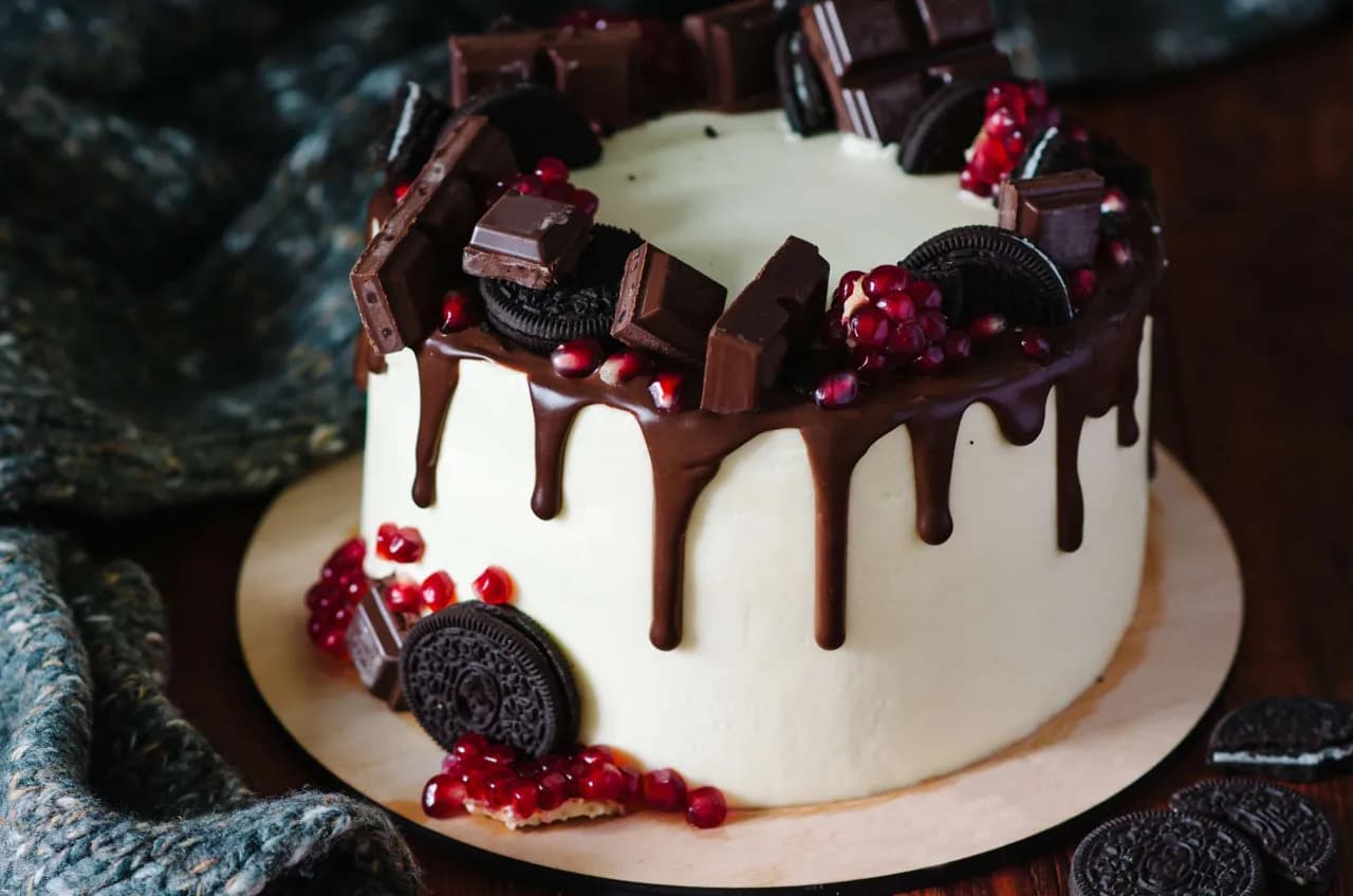 Jak zrobić tort drip cake dla chłopca - najlepsze pomysły na dekoracje