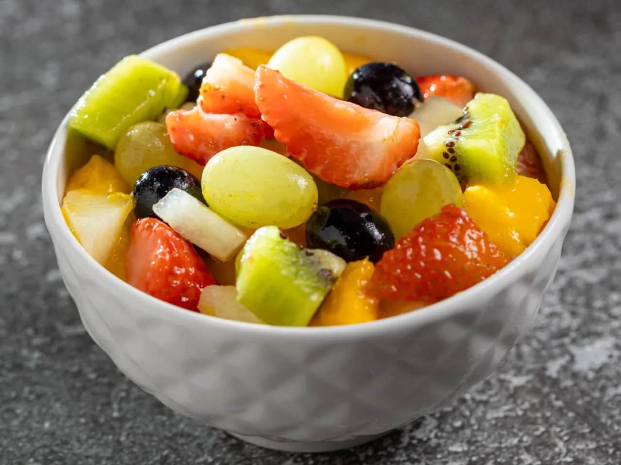 Jaki sos do sałatki owocowej? Odkryj najlepsze przepisy i porady