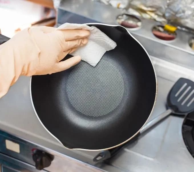 Skuteczne metody na to, jak wyczyścić patelnię teflonową ze starego tłuszczu