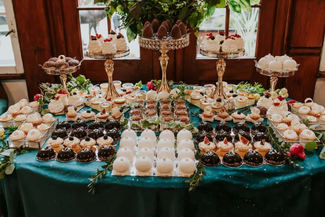 Idealne naczynia na słodki stół - jak zorganizować candy bar na przyjęcie