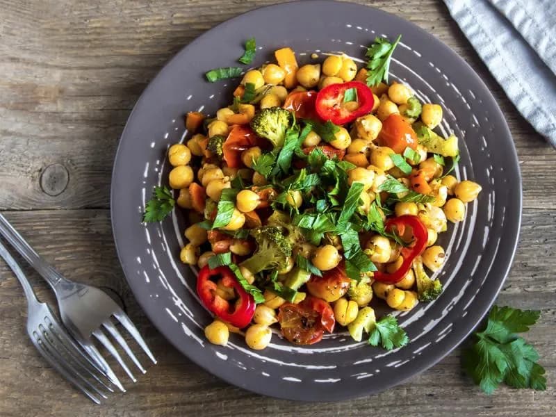 Co zrobić z ugotowanej ciecierzycy: 10 pysznych pomysłów na dania