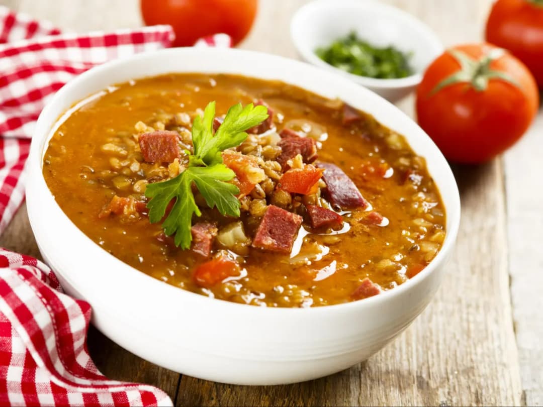 Rozgrzewający posiłek na chłodne dni! Przepisy na zupę z soczewicy