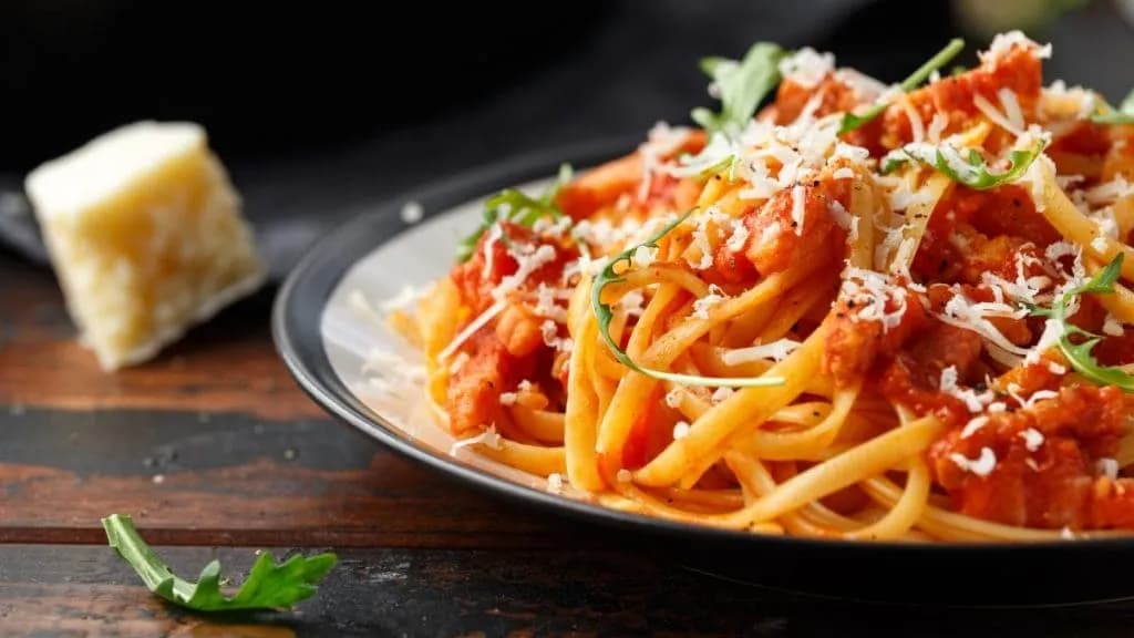 Jakie przyprawy do sosu bolognese, aby uzyskać wyjątkowy smak?