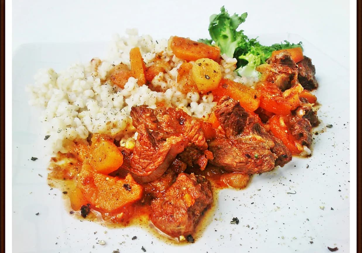 Przepis na dietetyczny gulasz wołowy fit - jak zdrowo przygotować klasykę