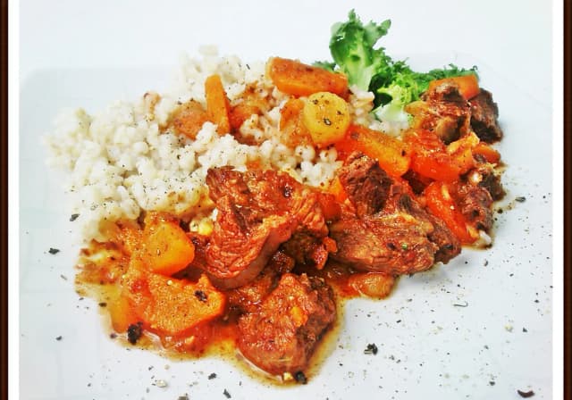 Przepis na dietetyczny gulasz wołowy fit - jak zdrowo przygotować klasykę