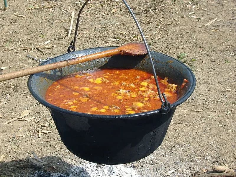 Jak się robi zupę gulaszową - prosta receptura na pyszną zupę
