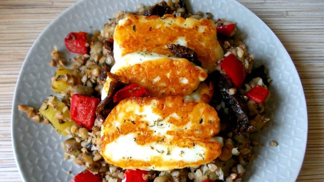 Najlepsza sałatka z serem halloumi i suszonymi pomidorami - prosty przepis