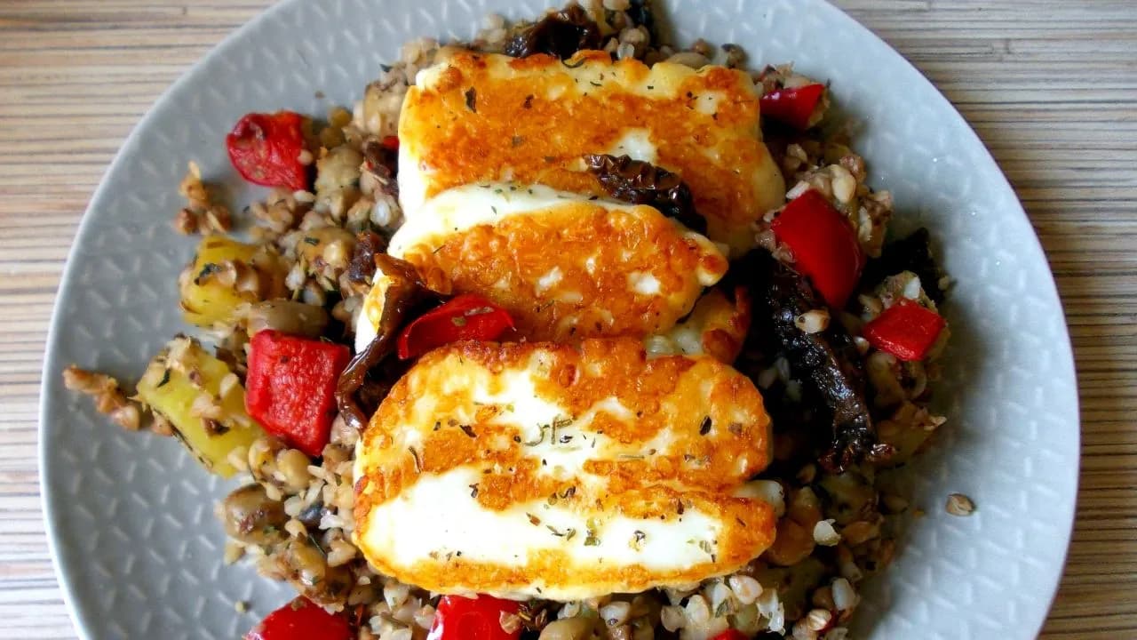 Najlepsza sałatka z serem halloumi i suszonymi pomidorami - prosty przepis