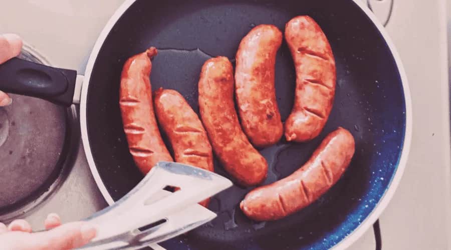 Jak prawidłowo usmażyć kiełbasę na patelni: Najlepsze triki kulinarne