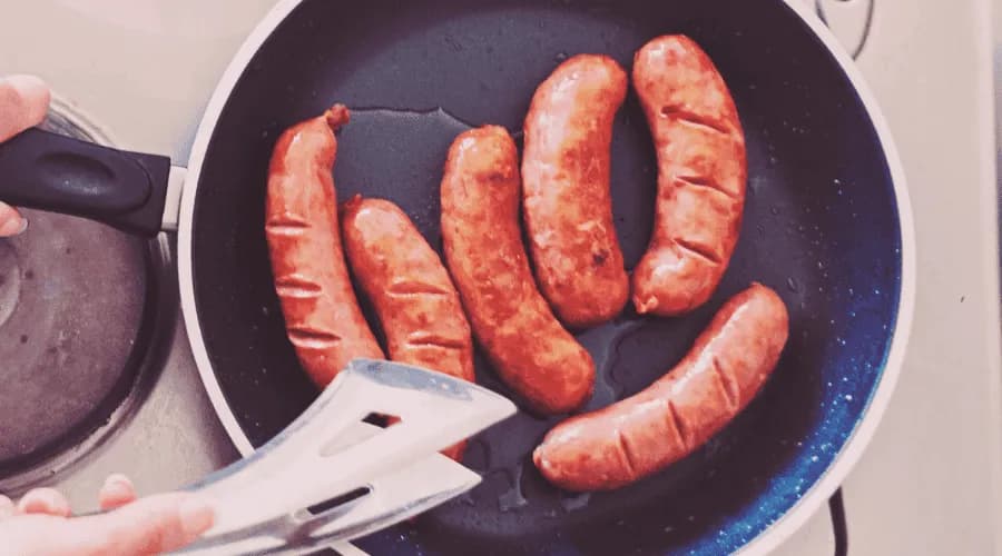 Jak prawidłowo usmażyć kiełbasę na patelni: Najlepsze triki kulinarne