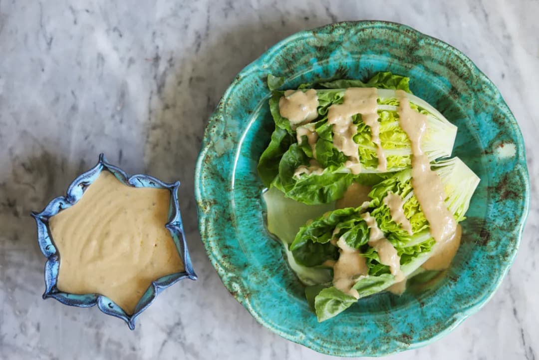 Zdrowy zielony sos do sałatki? Poznajemy ten sekret szefa kuchni