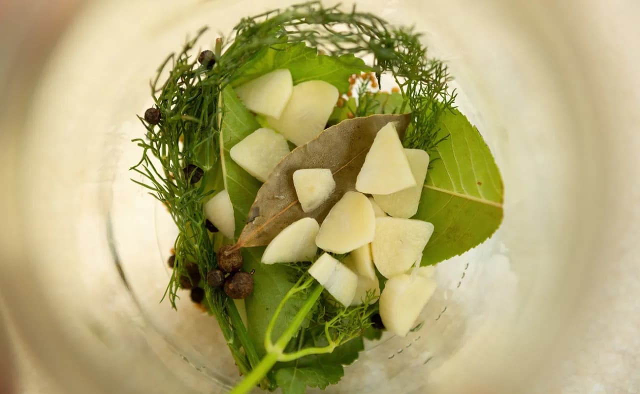 Sekretne przyprawy do ogórków małosolnych: smak i chrupkość