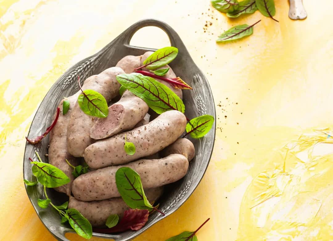 Jak upiec białą kiełbasę? Domowy smak bez wysiłku - prosty przepis