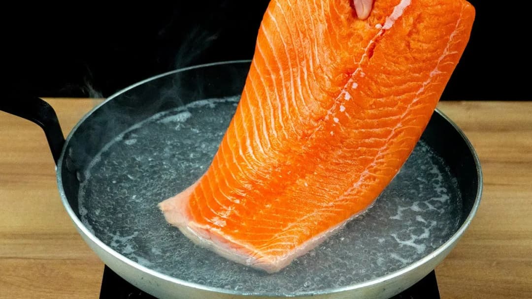 Jak usmażyć łososia na patelni? Sekrety soczystości z restauracji