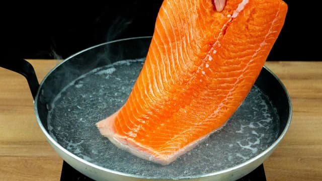 Jak usmażyć łososia na patelni? Sekrety soczystości z restauracji