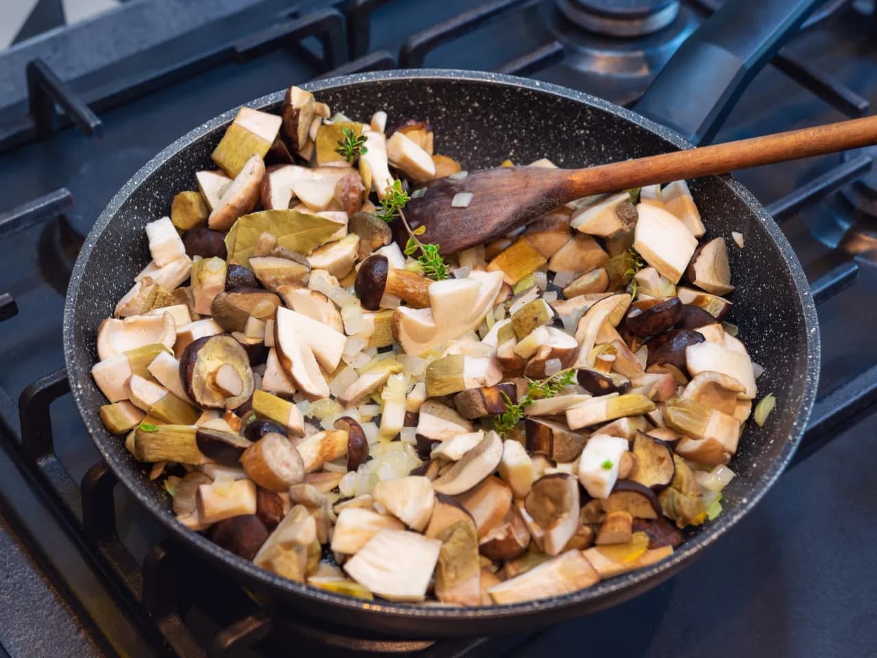 Dlaczego Twój sos grzybowy nie smakuje jak w restauracji? Rady