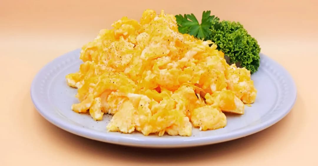 Łatwa jajecznica na patelni: doskonały przepis krok po kroku dla każdego