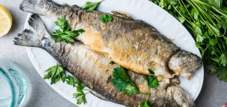 Jak usmażyć pstrąga na głębokim oleju? Sekrety chrupiącej skórki