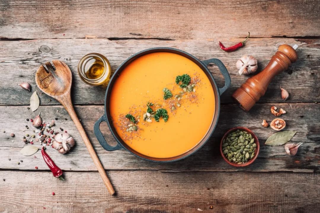 Co dodać do zupy dyniowej, aby wzbogacić jej smak i aromat?