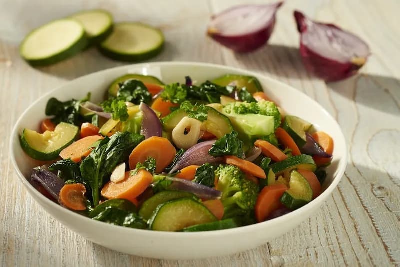 Z czym podać warzywa na patelni: 7 pomysłów na sycący obiad w 20 minut