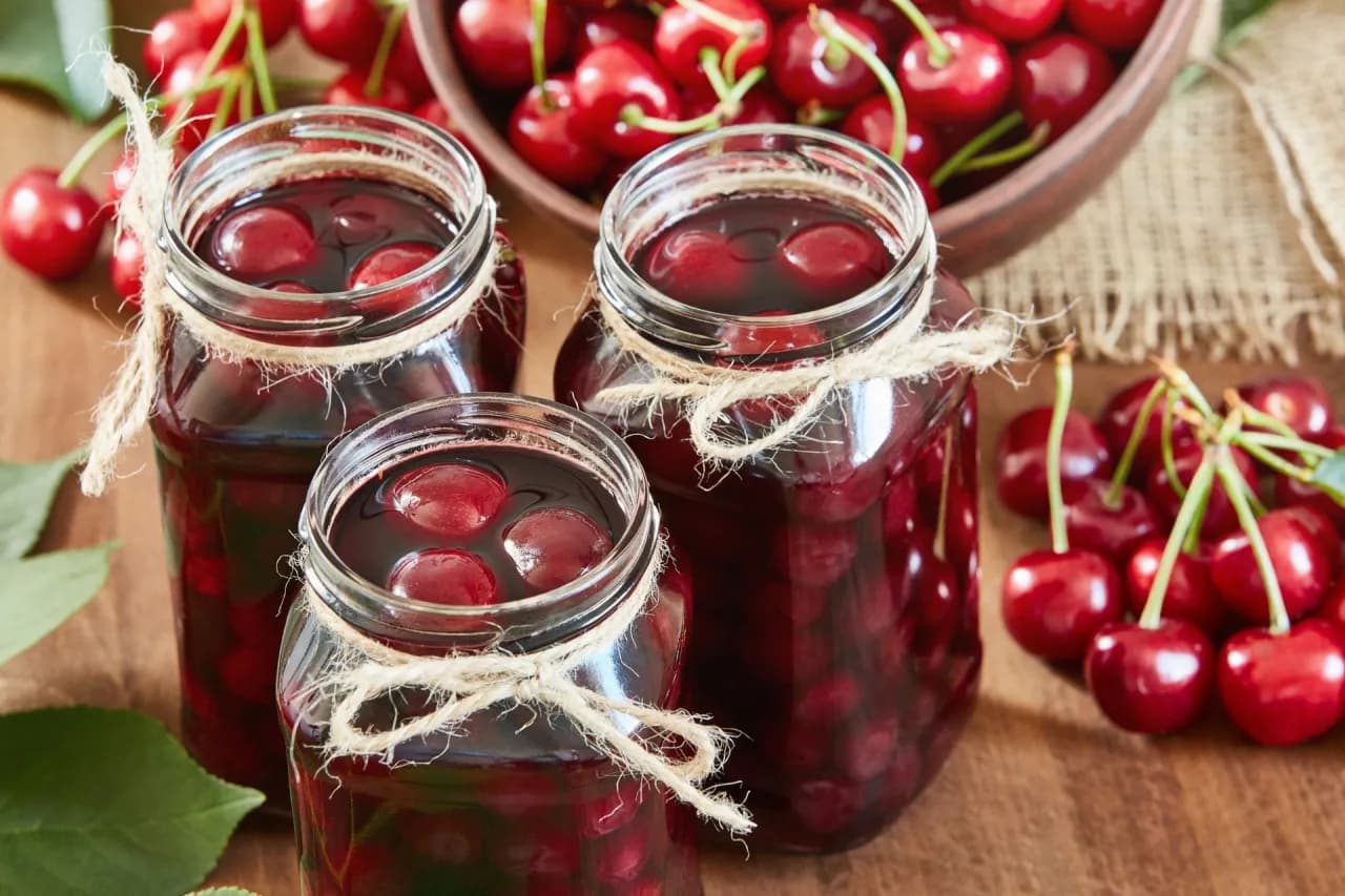 Kompot z wiśni mrożonych: jak zrobić pyszny napój na upalne dni?