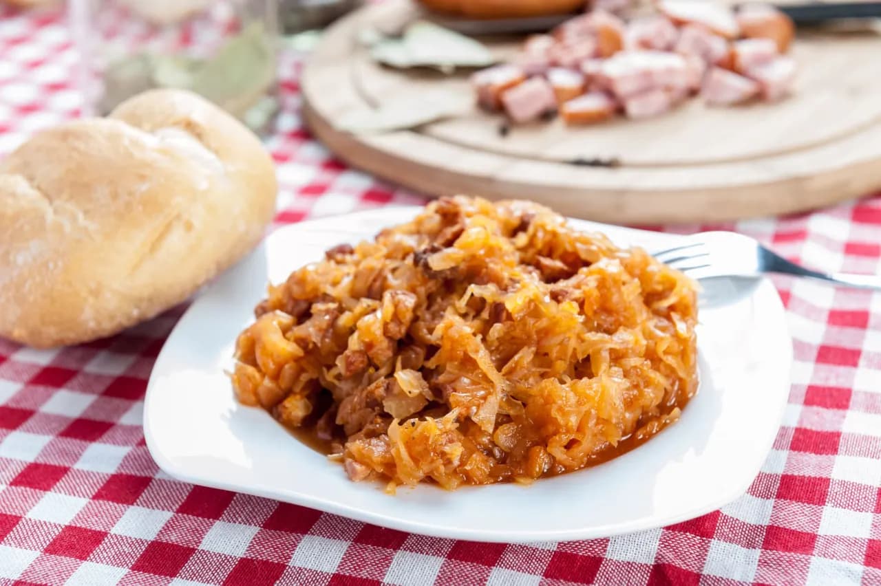 Jakie przyprawy do bigosu z kiszonej kapusty poprawią smak potrawy?