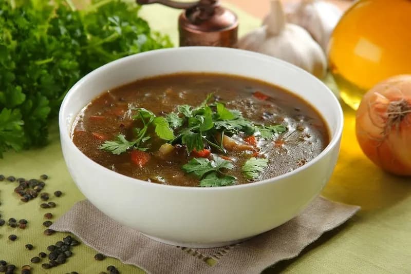 Zupa z soczewicy i ziemniaków: szybki przepis na pożywny posiłek