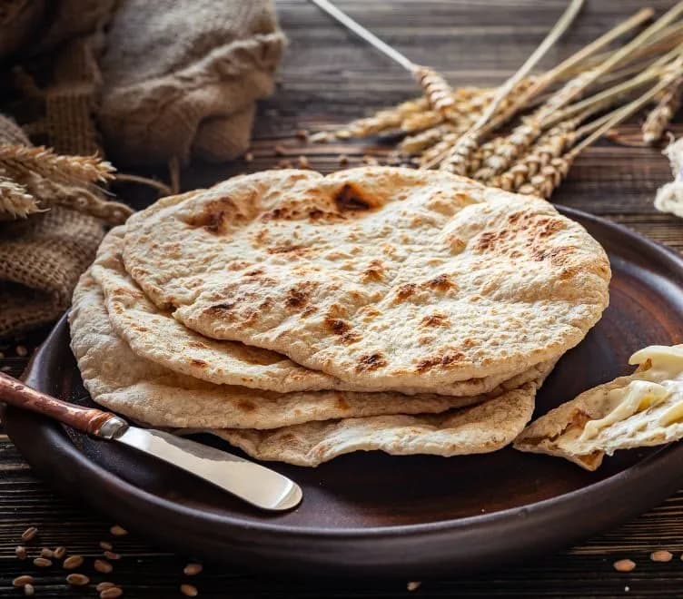 Domowe podpłomyki na patelni: prosty przepis krok po kroku + wskazówki