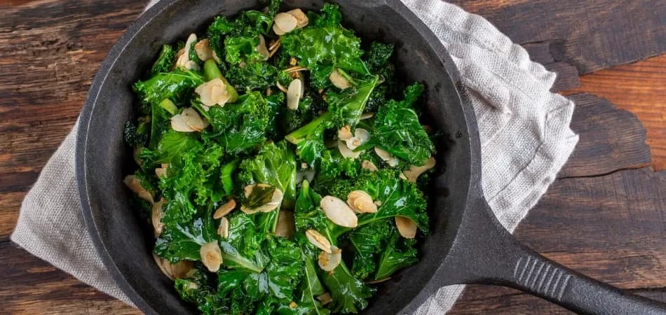 Jak przygotować jarmuż na patelni, by zachwycał smakiem i zdrowiem