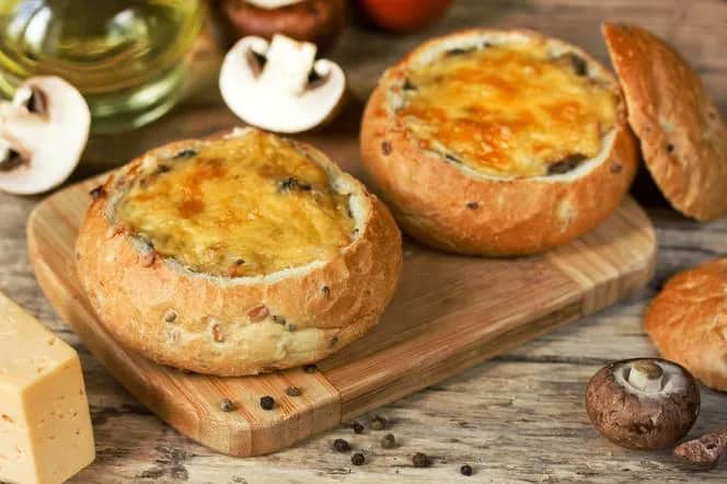 Zapiekanka chlebowa Lidl – smaczne przepisy na wykorzystanie resztek chleba