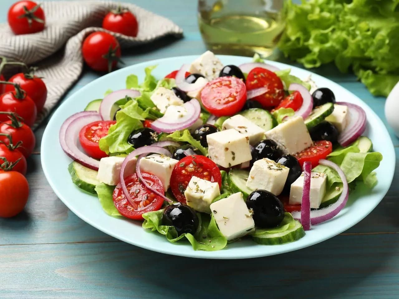 Sałatka grecka z czym podawać – najlepsze dodatki, które zachwycą