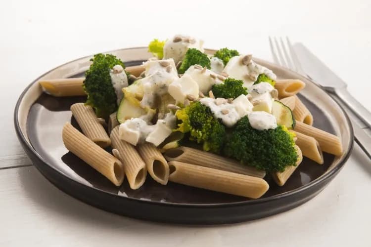 Przepis na fit sałatkę z makaronem pełnoziarnistym: Szybki sposób na dietę